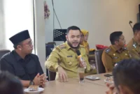 Wali Kota Padang Fadly Amran menggelar pertemuan dengan pimpinan dan anggota DPRD Sumbar di Rumah Makan Sederhana, Senin (14/7/2025). (Foto: Prokopim Padang)