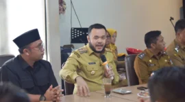 Wali Kota Padang Fadly Amran menggelar pertemuan dengan pimpinan dan anggota DPRD Sumbar di Rumah Makan Sederhana, Senin (14/7/2025). (Foto: Prokopim Padang)