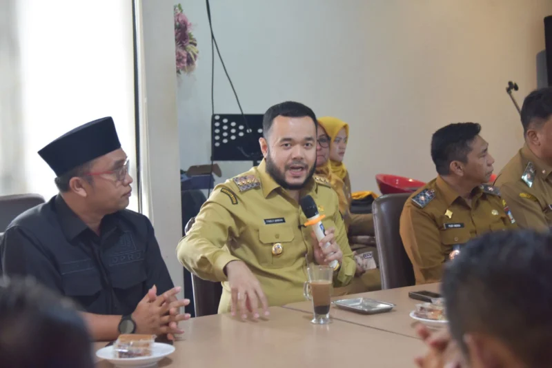 Wali Kota Padang Fadly Amran menggelar pertemuan dengan pimpinan dan anggota DPRD Sumbar di Rumah Makan Sederhana, Senin (14/7/2025). (Foto: Prokopim Padang)