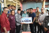 Wakil Wali Kota Padang, Maigus Nasir menyerahkan bantuan kepada korban kebakaran di Jalan Makasar No.35 RT 03 RW 03, Kelurahan Gates Nan XX, Kecamatan Lubuk Begalung, Kamis (10/7/2025). (Foto: Prokopim Padang)