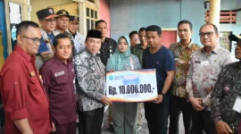 Wakil Wali Kota Padang, Maigus Nasir menyerahkan bantuan kepada korban kebakaran di Jalan Makasar No.35 RT 03 RW 03, Kelurahan Gates Nan XX, Kecamatan Lubuk Begalung, Kamis (10/7/2025). (Foto: Prokopim Padang)