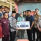 Wakil Wali Kota Padang, Maigus Nasir menyerahkan bantuan kepada korban kebakaran di Jalan Makasar No.35 RT 03 RW 03, Kelurahan Gates Nan XX, Kecamatan Lubuk Begalung, Kamis (10/7/2025). (Foto: Prokopim Padang)