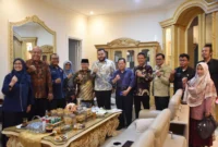 Wali Kota Padang Fadly Amran Fadly menerima kunjungan perwakilan Unes di kediaman resminya, Kamis (3/7/2025). (Foto: Prokopim Padang)