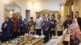 Wali Kota Padang Fadly Amran Fadly menerima kunjungan perwakilan Unes di kediaman resminya, Kamis (3/7/2025). (Foto: Prokopim Padang)