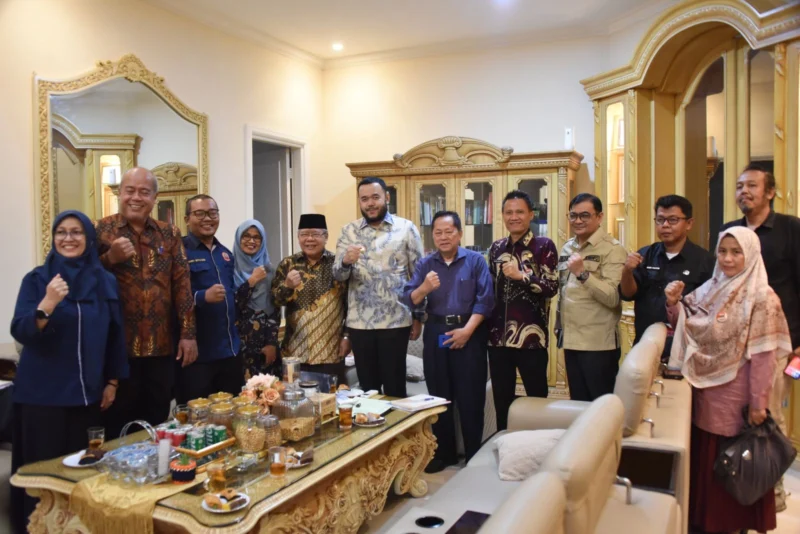 Wali Kota Padang Fadly Amran Fadly menerima kunjungan perwakilan Unes di kediaman resminya, Kamis (3/7/2025). (Foto: Prokopim Padang)