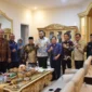 Wali Kota Padang Fadly Amran Fadly menerima kunjungan perwakilan Unes di kediaman resminya, Kamis (3/7/2025). (Foto: Prokopim Padang)