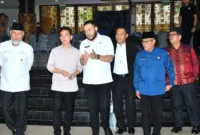 Wali Kota Padang, Fadly Amran menyambut kedatangan Wapres Gibran dalam rangka kunjungan kerja ke Kota Padang, Rabu (30/7/2025). (Foto: Prokopim Padang)
