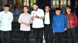 Wali Kota Padang, Fadly Amran menyambut kedatangan Wapres Gibran dalam rangka kunjungan kerja ke Kota Padang, Rabu (30/7/2025). (Foto: Prokopim Padang)