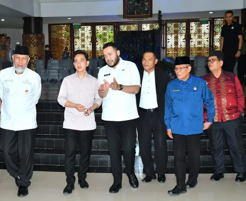 Wali Kota Padang, Fadly Amran menyambut kedatangan Wapres Gibran dalam rangka kunjungan kerja ke Kota Padang, Rabu (30/7/2025). (Foto: Prokopim Padang)