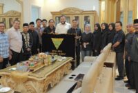 Wali Kota Padang Fadly Amran melepas atlet Pencak Silat Sumbar yang akan berlaga dalam Fornas 2025 di NTB, Minggu (27/7/2025). (Foto: Prokopim Padang)