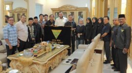 Wali Kota Padang Fadly Amran melepas atlet Pencak Silat Sumbar yang akan berlaga dalam Fornas 2025 di NTB, Minggu (27/7/2025). (Foto: Prokopim Padang)