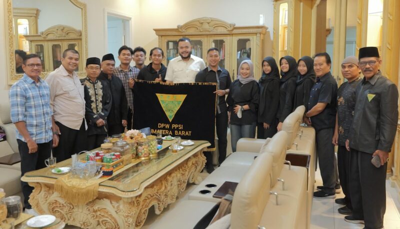 Wali Kota Padang Fadly Amran melepas atlet Pencak Silat Sumbar yang akan berlaga dalam Fornas 2025 di NTB, Minggu (27/7/2025). (Foto: Prokopim Padang)