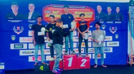 Siswa SMAN 10 Padang, Bagas Kandano Andara berhasil meraih posisi pertama kategori Bracket Time pada Drag Race Pro7 WF 2025 di Lanud Sutan Sjahrir, Padang, Minggu (20/7/2025). (Foto: Ist)