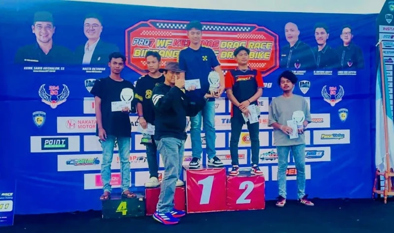 Siswa SMAN 10 Padang, Bagas Kandano Andara berhasil meraih posisi pertama kategori Bracket Time pada Drag Race Pro7 WF 2025 di Lanud Sutan Sjahrir, Padang, Minggu (20/7/2025). (Foto: Ist)