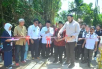 Wali Kota Padang, Fadly Amran meresmikan jembatan penghubung antara RW 7 dan RW 8 di kawasan Pasa Lalang, Kuranji, Rabu (16/7/2025). (Foto: Prokopim Padang)