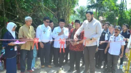 Wali Kota Padang, Fadly Amran meresmikan jembatan penghubung antara RW 7 dan RW 8 di kawasan Pasa Lalang, Kuranji, Rabu (16/7/2025). (Foto: Prokopim Padang)