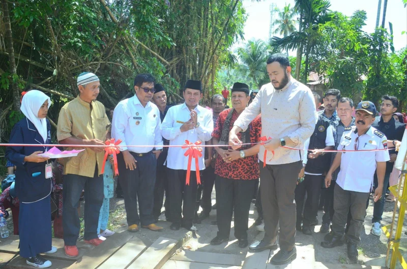 Wali Kota Padang, Fadly Amran meresmikan jembatan penghubung antara RW 7 dan RW 8 di kawasan Pasa Lalang, Kuranji, Rabu (16/7/2025). (Foto: Prokopim Padang)