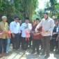 Wali Kota Padang, Fadly Amran meresmikan jembatan penghubung antara RW 7 dan RW 8 di kawasan Pasa Lalang, Kuranji, Rabu (16/7/2025). (Foto: Prokopim Padang)