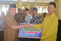 Wakil Wali Kota Padang Maigus Nasir menyerahkan dan operasional triwulan II tahun 2025 kepada para penerima manfaat di Kecamatan Padang Selatan dan Lubeg, Selasa (8/7/2025). (Foto: Prokopim Padang)