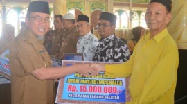 Wakil Wali Kota Padang Maigus Nasir menyerahkan dan operasional triwulan II tahun 2025 kepada para penerima manfaat di Kecamatan Padang Selatan dan Lubeg, Selasa (8/7/2025). (Foto: Prokopim Padang)