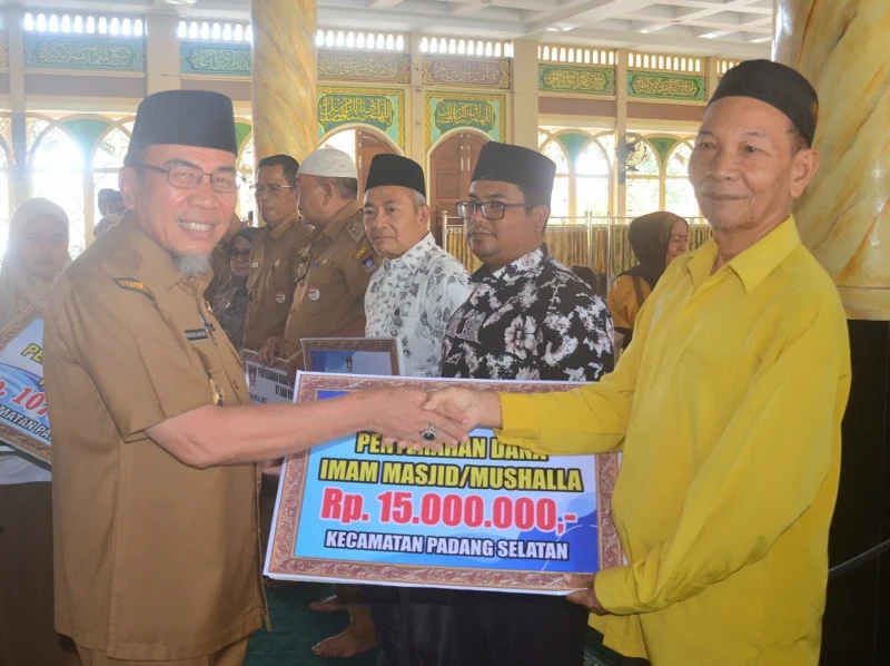 Wakil Wali Kota Padang Maigus Nasir menyerahkan dan operasional triwulan II tahun 2025 kepada para penerima manfaat di Kecamatan Padang Selatan dan Lubeg, Selasa (8/7/2025). (Foto: Prokopim Padang)