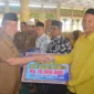 Wakil Wali Kota Padang Maigus Nasir menyerahkan dan operasional triwulan II tahun 2025 kepada para penerima manfaat di Kecamatan Padang Selatan dan Lubeg, Selasa (8/7/2025). (Foto: Prokopim Padang)
