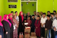 Ketua Garnita Malahayati Sumbar, Dr Hj Lisda Hendrajoni foto bersama anak yatim dan dhuafa di Panti Asuhan PGAI Padang. (Foto: Dok Bee)