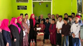 Ketua Garnita Malahayati Sumbar, Dr Hj Lisda Hendrajoni foto bersama anak yatim dan dhuafa di Panti Asuhan PGAI Padang. (Foto: Dok Bee)