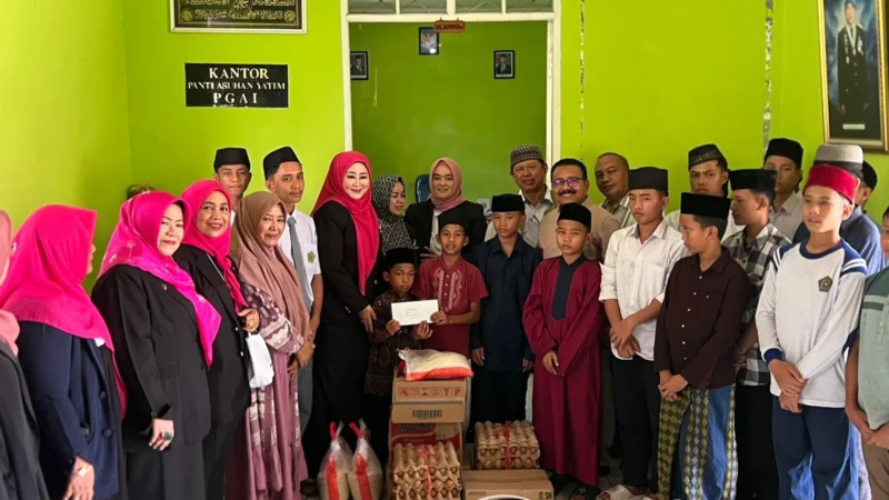 Ketua Garnita Malahayati Sumbar, Dr Hj Lisda Hendrajoni foto bersama anak yatim dan dhuafa di Panti Asuhan PGAI Padang. (Foto: Dok Bee)