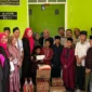 Ketua Garnita Malahayati Sumbar, Dr Hj Lisda Hendrajoni foto bersama anak yatim dan dhuafa di Panti Asuhan PGAI Padang. (Foto: Dok Bee)