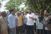 Wali Kota Padang Fadly Amran berdiskusi bersama masyarakat Kelurahan Koto Luar, Kecamatan Pauh, Minggu (27/7/2025). (Foto: Prokopim Padang) 