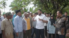 Wali Kota Padang Fadly Amran berdiskusi bersama masyarakat Kelurahan Koto Luar, Kecamatan Pauh, Minggu (27/7/2025). (Foto: Prokopim Padang) 