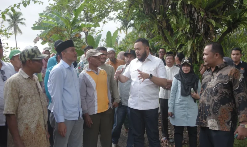 Wali Kota Padang Fadly Amran berdiskusi bersama masyarakat Kelurahan Koto Luar, Kecamatan Pauh, Minggu (27/7/2025). (Foto: Prokopim Padang) 