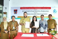 Wali Kota Padang Fadly Amran dan Direktur Utama PT Graha Buana Propertindo, Sylvia Hasan menandatangani nota kesepahaman, Selasa (29/7/2025). (Foto: Prokopim Padang)