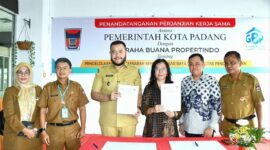 Wali Kota Padang Fadly Amran dan Direktur Utama PT Graha Buana Propertindo, Sylvia Hasan menandatangani nota kesepahaman, Selasa (29/7/2025). (Foto: Prokopim Padang)