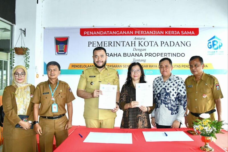 Wali Kota Padang Fadly Amran dan Direktur Utama PT Graha Buana Propertindo, Sylvia Hasan menandatangani nota kesepahaman, Selasa (29/7/2025). (Foto: Prokopim Padang)