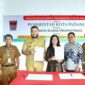 Wali Kota Padang Fadly Amran dan Direktur Utama PT Graha Buana Propertindo, Sylvia Hasan menandatangani nota kesepahaman, Selasa (29/7/2025). (Foto: Prokopim Padang)