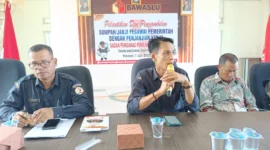 Kordiv Sumberdaya Manusia, Organisasi dan Diklat Bawaslu Pessel, Syafrizal saat menyampaikan paparan. (Foto: Dok Bawaslu)
