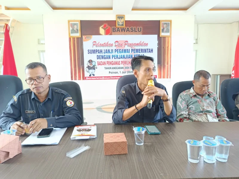 Kordiv Sumberdaya Manusia, Organisasi dan Diklat Bawaslu Pessel, Syafrizal saat menyampaikan paparan. (Foto: Dok Bawaslu)