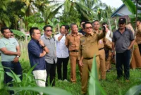 Bupati Padang Pariaman, John Kenedy Azis bersama tim dari PT SMI meninjau lokasi rencana pembangunan RSUD Tipe D di Nagari Pilubang, Kecamatan Sungai Limau, Selasa (29/7/2025). (Foto: Kominfo Padang Pariaman)