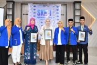 Ketua TP PKK Kota Padang, Ny. dr. Dian Puspita Fadly Amran, Sp.JP, menjadi narasumber dalam kegiatan SKK di Aula Balai Diklat Keagamaan Kemenag Padang, Kamis (3/7/2025). (Foto: Prokopim Padang)