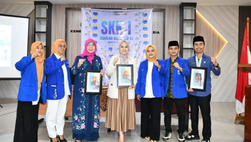 Ketua TP PKK Kota Padang, Ny. dr. Dian Puspita Fadly Amran, Sp.JP, menjadi narasumber dalam kegiatan SKK di Aula Balai Diklat Keagamaan Kemenag Padang, Kamis (3/7/2025). (Foto: Prokopim Padang)