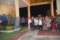 Wawako Padang Maigus Nasir melepas lomba Napak Tilas dalam rangka memperingati gugurnya Pahlawan Nasional Bagindo Aziz Chan, di Lobi Balai Kota Padang, Aie Pacah, Jumat malam (18/7/2025). (Foto: Prokopim Padang)