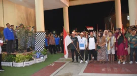 Wawako Padang Maigus Nasir melepas lomba Napak Tilas dalam rangka memperingati gugurnya Pahlawan Nasional Bagindo Aziz Chan, di Lobi Balai Kota Padang, Aie Pacah, Jumat malam (18/7/2025). (Foto: Prokopim Padang)