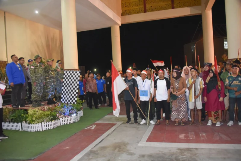 Wawako Padang Maigus Nasir melepas lomba Napak Tilas dalam rangka memperingati gugurnya Pahlawan Nasional Bagindo Aziz Chan, di Lobi Balai Kota Padang, Aie Pacah, Jumat malam (18/7/2025). (Foto: Prokopim Padang)