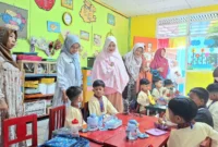 Wakil Ketua Pengurus Yayasan Pertiwi Kota Padang, Ny. Sri Hayati Maigus Nasir meninjau pelaksanaan MPLS di TK Pertiwi 1 Padang, Jumat (18/7/2025). (Foto: Prokopim Padang)