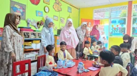 Wakil Ketua Pengurus Yayasan Pertiwi Kota Padang, Ny. Sri Hayati Maigus Nasir meninjau pelaksanaan MPLS di TK Pertiwi 1 Padang, Jumat (18/7/2025). (Foto: Prokopim Padang)