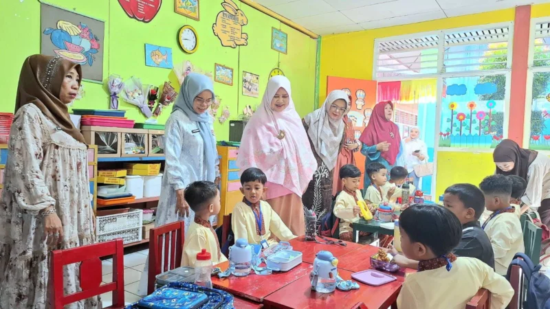 Wakil Ketua Pengurus Yayasan Pertiwi Kota Padang, Ny. Sri Hayati Maigus Nasir meninjau pelaksanaan MPLS di TK Pertiwi 1 Padang, Jumat (18/7/2025). (Foto: Prokopim Padang)