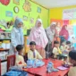 Wakil Ketua Pengurus Yayasan Pertiwi Kota Padang, Ny. Sri Hayati Maigus Nasir meninjau pelaksanaan MPLS di TK Pertiwi 1 Padang, Jumat (18/7/2025). (Foto: Prokopim Padang)
