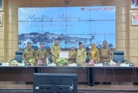 Kepala Dispusip Padang Feri Mulyani menyerahkan penghargaan Simpul Jaringan Kearsipan Terbaik 2025 dari ANRI kepada Wali Kota Padang Fadly Amran di sela-sela monthly meeting, Senin (14/7/2025). (Foto: Prokopim Padang)